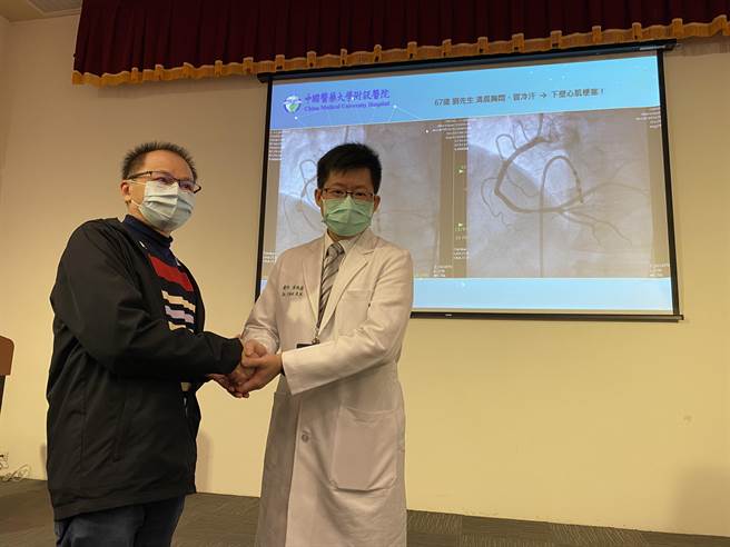 劉姓男子20日回醫院感謝中國醫藥大學附設醫院心臟血管科醫師陳科維全力救治。（馮惠宜攝）