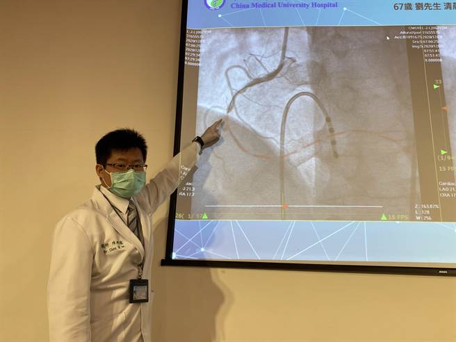 中國醫藥大學附設醫院心臟血管科醫師陳維科指出，劉姓男子到院時右冠狀動脈已完全阻塞。（馮惠宜攝）