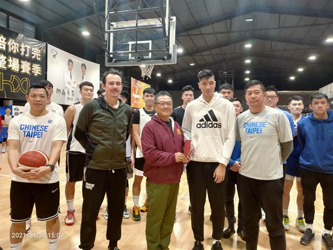SBL球团委员会召集人沈会承今天前往中华培训队集训地点为中华队球员加油打气，赠送5万元加菜金，并且承诺愿当中华队领队，并且反问PLG联盟执行长陈建州敢不敢！(黄邱伦摄)