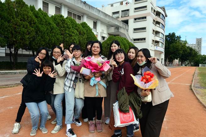 任教42年6个月，张馨文届龄退休，许多她教过的学生返校献上祝福。（庄哲权摄） 