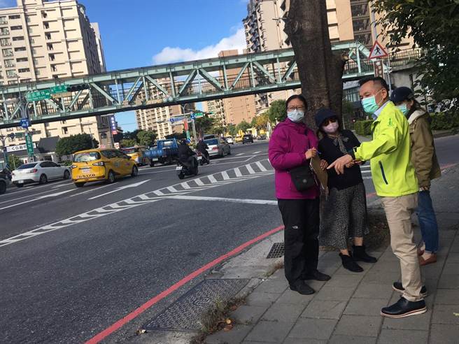 三重重阳重划区开发成熟，交通设施却不完善，民眾抱怨连连。新北市议员李余典20日前往会勘，交通局表示，将于集贤路增绘2组减速标线等设施，改善工程预计2月底前完工。（戴上容摄）