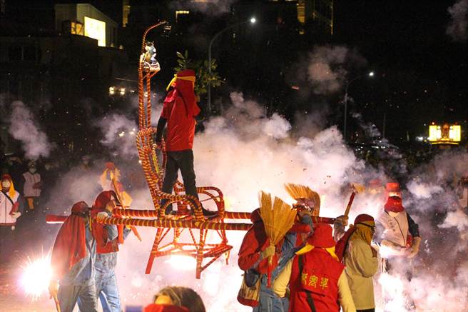 因近日疫情严峻，台东天后宫20日宣布，将以县民健康及防疫优先，决定取消延续近半世纪的「台东县元宵遶境活动」，至于闻名全国的「炮炸寒单爷」，则由主办的玄武堂宣布为准，近期内县府与市公所将前往协商。图为本报资料照片。（庄哲权摄）