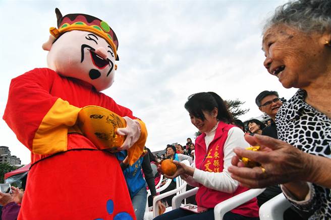 因近日疫情严峻，台东天后宫20日宣布，将以县民健康及防疫优先，决定取消延续近半世纪的「台东县元宵遶境活动」，至于闻名全国的「炮炸寒单爷」，则由主办的玄武堂宣布为准，近期内县府与市公所将前往协商。图为本报资料照片。（庄哲权摄）