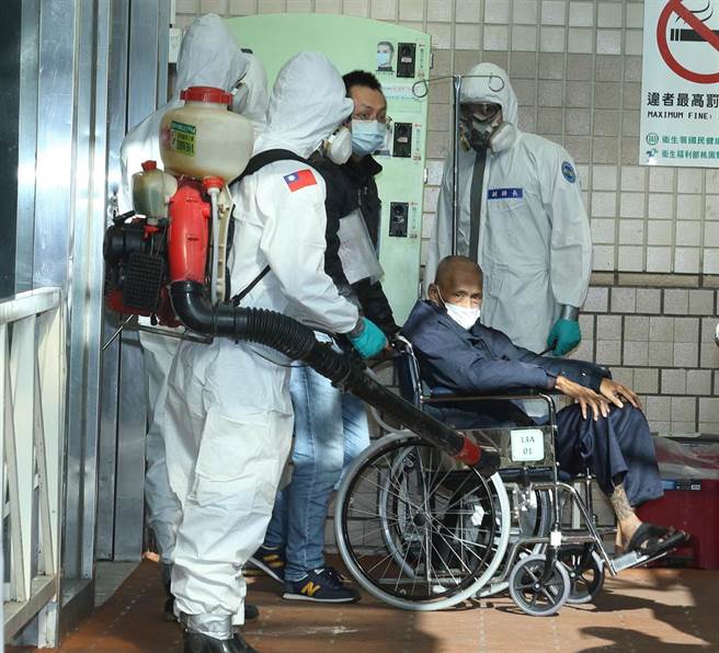 转院病患由国军化学兵局部消毒完才能搭乘中巴转院。（陈怡诚摄）