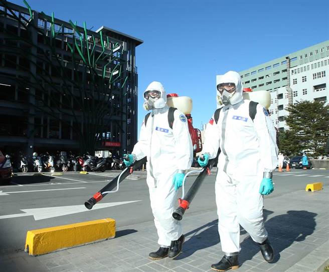 国军化学兵持续对院区进行消毒。（陈怡诚摄）