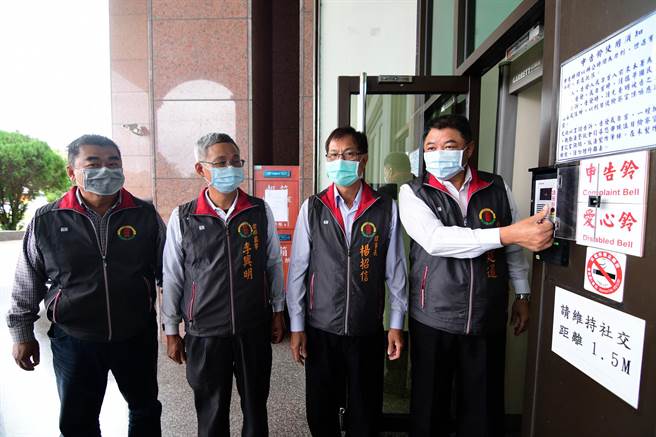 近日有网友贴文，影射争取连任的总干事李建通（右一）贱卖农会土地「少数分赃」、罔顾兰屿农民权益、私生活不检点等等，李20日到地检署按铃控告。（庄哲权摄）