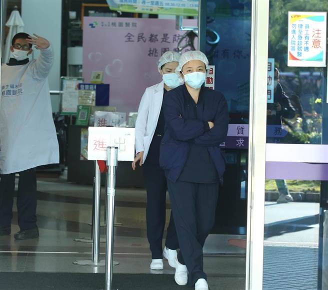 部立桃医院群聚感染事件，造成医护人员及家属看护九人染疫，该院在大门贴出告示：要求员工若有发烧，一律至急诊就医，勿进入院区。（陈怡诚摄）