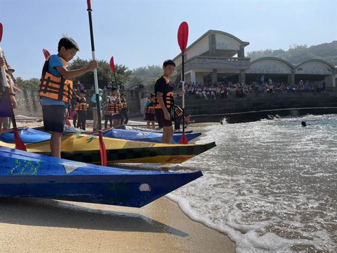 全德国小推出海洋教育、指导学童自制独木舟并划舟接力环岛，而数名学生20日在师长见证下，于杉板湾下水启航验收造舟成果，同时期待5月的毕业航行。（谢佳潾摄）