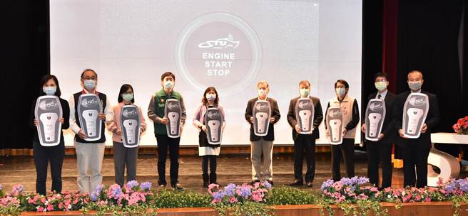 树德科大车电基地启用，教育部技职司副司长谢淑贞（左五）、树科大校长陈清耀（右四）、高雄市议员黄柏霖（左二）等人出席启用仪式。（林瑞益摄）