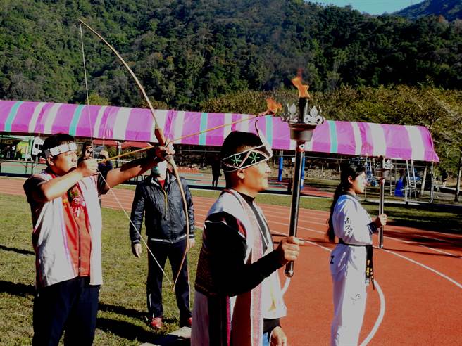 信义乡运动会，由乡长全志坚射「火箭」引燃圣火。（南投县政府提供／廖志晃南投传真）