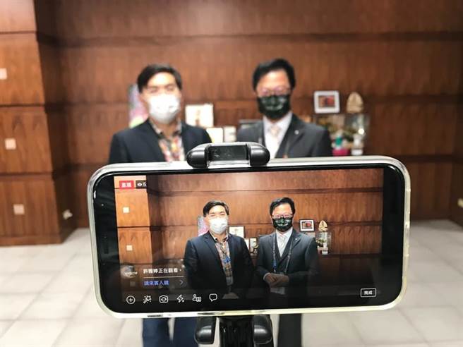 新上国小透过脸书直播方式，让学生们在各班级进行休业式典礼。（新上国小提供／洪浩轩高雄传真）