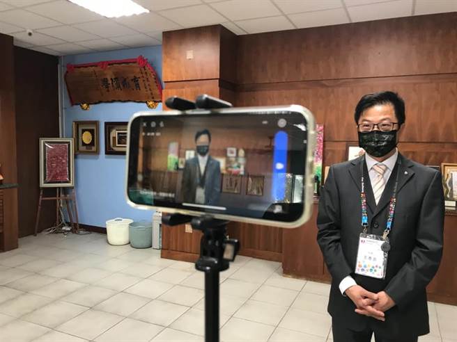 新上国小透过脸书直播方式，让学生们在各班级进行休业式典礼。（新上国小提供／洪浩轩高雄传真）