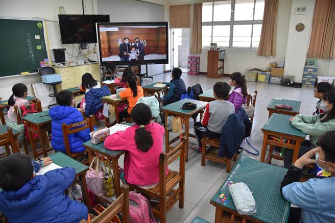 新上国小透过脸书直播方式，让学生们在各班级进行休业式典礼。（新上国小提供／洪浩轩高雄传真）