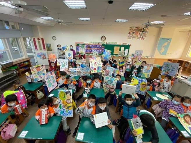 嘉义市政府启动寒假防疫新措施，学生填写生活轨迹纪录表，图为学生平时活动情形。（嘉义市政府提供）