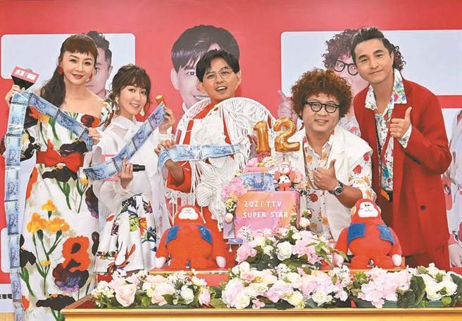 黄子佼（中）率花花（左起）、玛丽、纳豆、王少伟主持《2021超级巨星红白艺能大赏》。（台视提供）