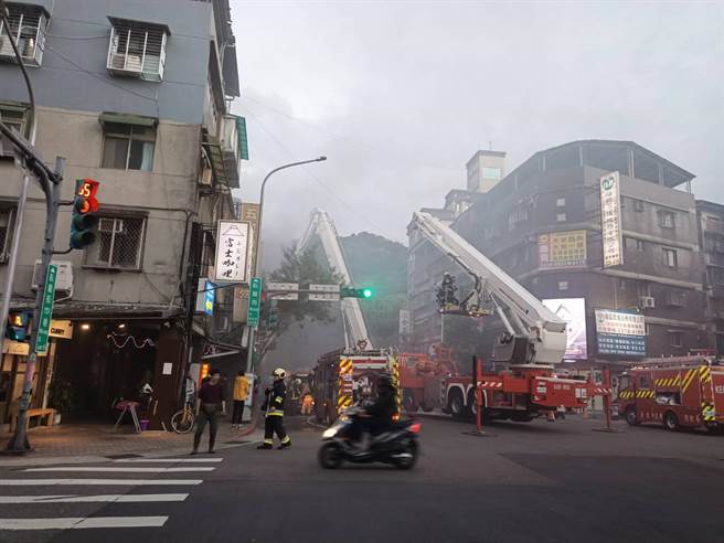 北市大安區臥龍街一處公寓2樓下午發生火警，現場竄出大量濃煙。(翻攝照片／林郁平台北傳真）