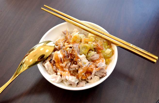 嘉義縣政府附近新開幕的火雞肉飯專賣店「啄雞食堂」，業者為讓民眾吃出平價奢華感，一碗銅板價的雞肉飯搭配使用餐具一副要價2000多元。（呂妍庭攝）