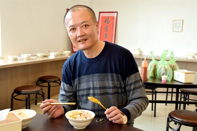 老闆林群凱說，用醫療食用等級的鈦金筷子、湯匙當餐具，金光閃閃就是要讓消費者有含著金湯匙的用餐享受。（呂妍庭攝）