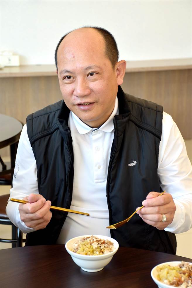 太保市民代表會副主席吳宏哲除讚賞老闆巧思，也肯定他回饋地方的用心，26日起提供2000分待用雞肉便當要給太保市的低收入戶憑券領取。（呂妍庭攝）