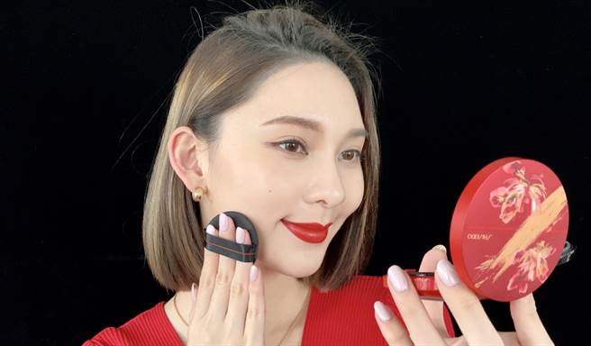 资生堂带来一场繁花盛开的新年限量祝贺礼，以「BEAUTY STARTS AFRESH」为主题，将人气商品换上新年限定包装。（邱映慈摄）