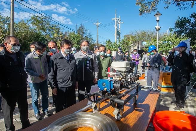 桃园市长郑文灿也亲自到场探视科技监测仪。（黄婉婷摄）