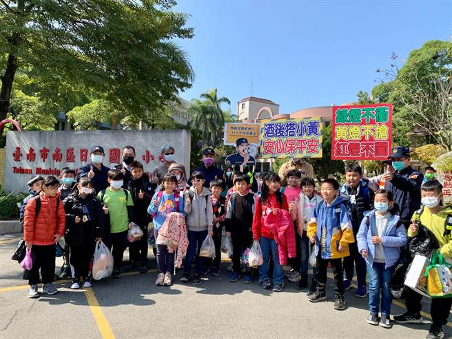20日为南市各级中小学休业式，南市警六分局出动护童。（警六分局提供／李宜杰台南传真）