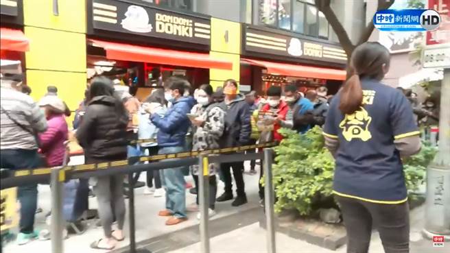 唐吉诃德19日正式在台开幕，受到疫情无法出国影响，前往採购的民眾相当踊跃，人潮几乎将卖场挤爆。(中时新闻网直播画面)