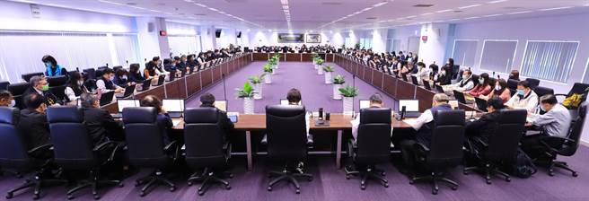 盧秀燕今天下午再度主持緊急防疫內部會議，各機關陸續回報大型集會活動配合防疫取消或延期情形。（台中市政府提供／陳世宗台中傳真）