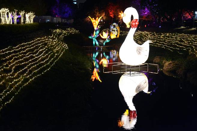 屏东彩灯节试灯。(林和生摄)