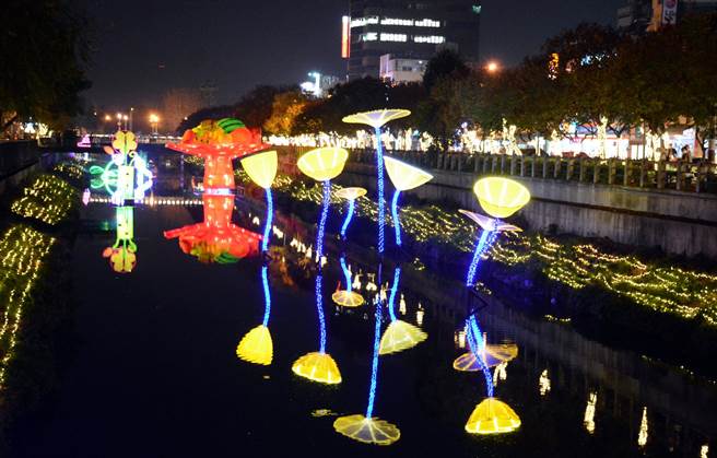 屏东彩灯节试灯。(林和生摄)