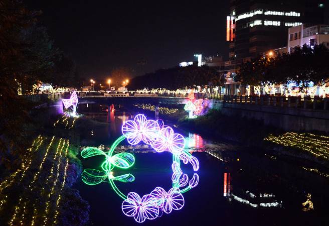屏东彩灯节试灯。(林和生摄)