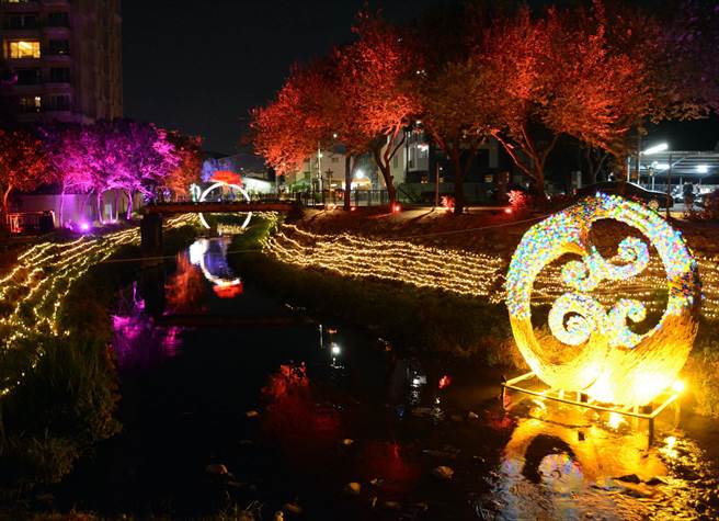 屏东彩灯节试灯。(林和生摄)