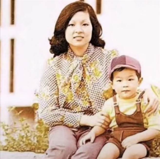 近期有网友挖出古天乐过去照片，罕见看到他的母亲，另外他买豪宅给父母一起生活，孝顺事迹被讚爆。(图/ 摘自微博)