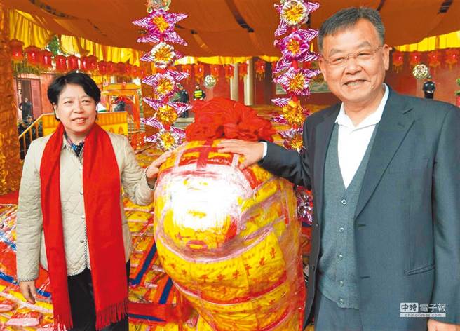 澎湖县长赖峰伟(右)宣布禁止县府员工前往桃园。(图／本报资料照)