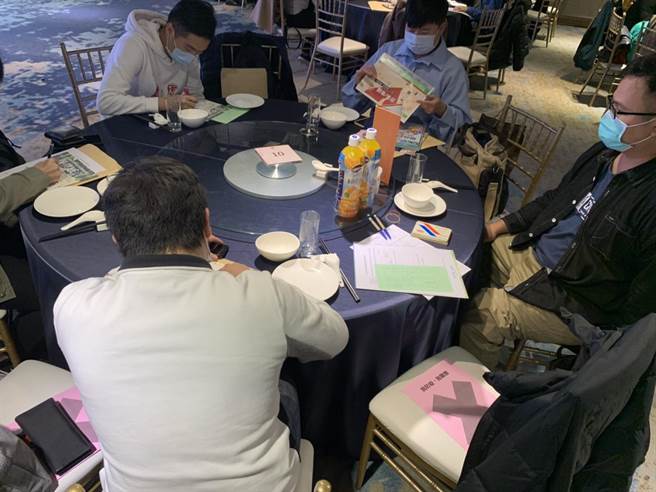 加強防疫工作，志光教育科技集團的獎助學金頒獎活動，每桌只坐5人。(林欣儀攝)