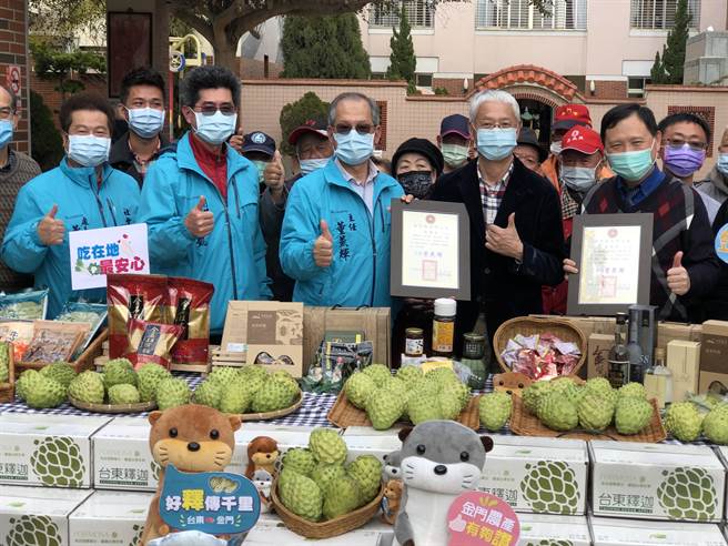 台东县副县长王志辉今偕台湾好农董事长江衍宏跨海推广，特别赠送150箱凤梨释迦给金门社福机构和社区共餐乡亲品尝。（李金生摄）