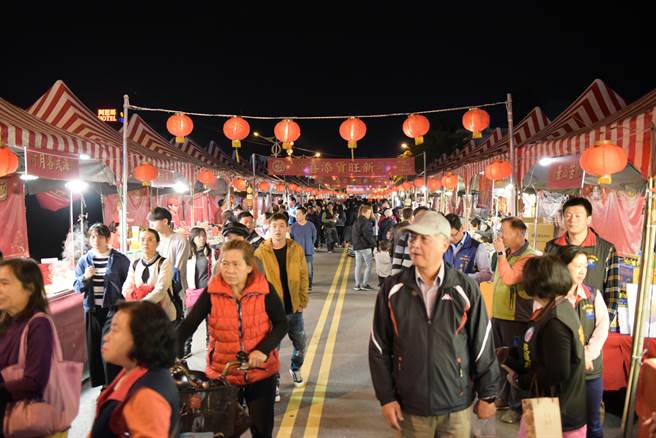 年貨大街，年年吸引大批人潮採買。因應疫情，開幕儀式將停辦。（資料照片／王志偉花蓮傳真）