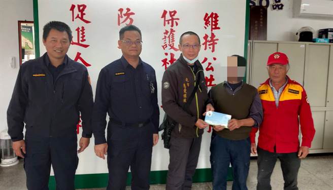 8旬老翁病亡，云林县北港警分局员警转介屏东慈芯济善团百里送暖。（云林县北港警分局提供／张朝欣云林传真）