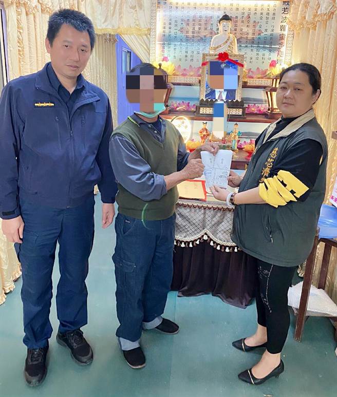 8旬老翁病亡，云林县北港警分局员警转介屏东慈芯济善团百里送暖。（云林县北港警分局提供／张朝欣云林传真）