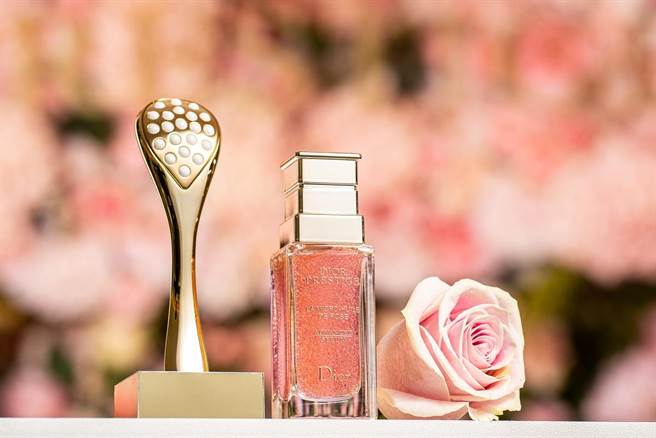 迪奥精萃再生玫瑰微导精露与迪奥微导珍珠按摩压勺情境照。（迪奥提供）