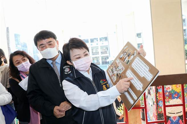 台中市长卢秀燕拿到学生专访后制作的报告，特别念出其中一段学生感想。（林欣仪摄）