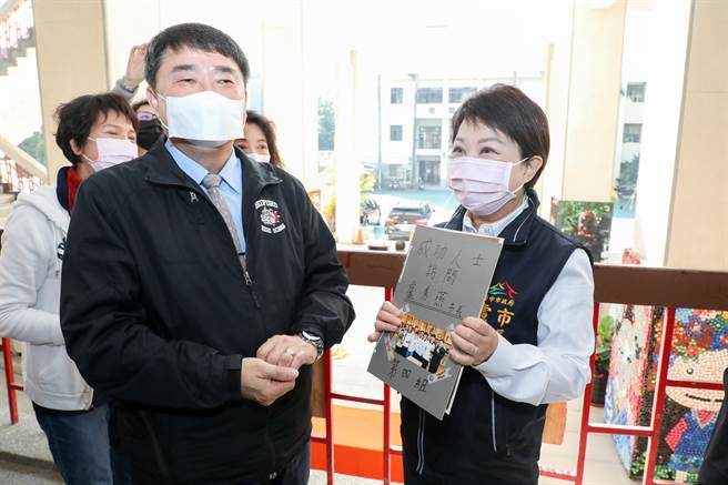 台中二中校长许耀文（左起）代表学生将专访后制作的报告转给市长卢秀燕看。（林欣仪摄）