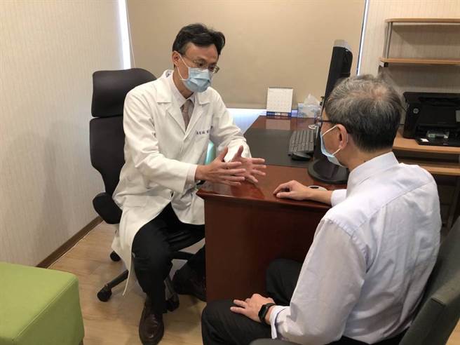 荣新诊所家医科主任康宏铭(图左)指出，心血管疾病的发生年龄逐渐年轻化，青壮年族群也有心血管疾病风险，尤其这些人往往不自觉，更加危险。(图/荣新诊所提供)