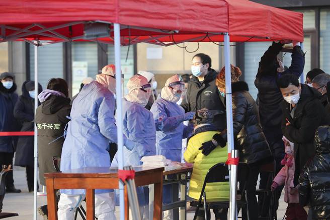 北京市疾病预防控制中心副主任庞星火今天表示，2021年1月18日，大兴区天宫院街道融匯社区调整为中风险地区，1月19日该社区新增确诊病例6例，三日内累计新增确诊病例9例。图为大兴区高米店街道的一处採样点，工作人员对居民进行核酸检测採样。（中新社资料照）