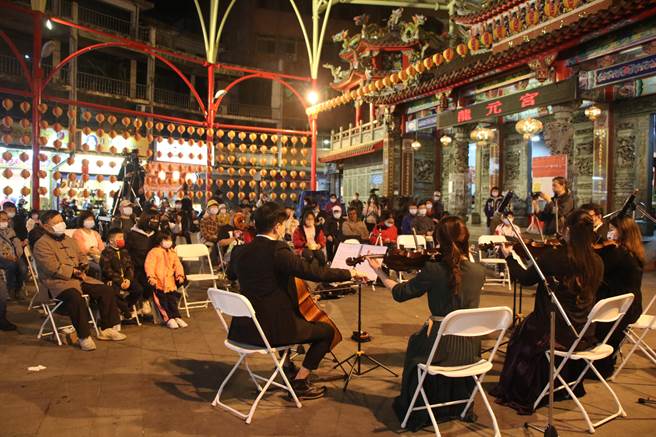 台湾锺肇政文学推广协会20日晚间7点于龙元宫庙埕举办「音乐梦犹在─锺肇政冥诞纪念音乐会」。（黄婉婷摄）