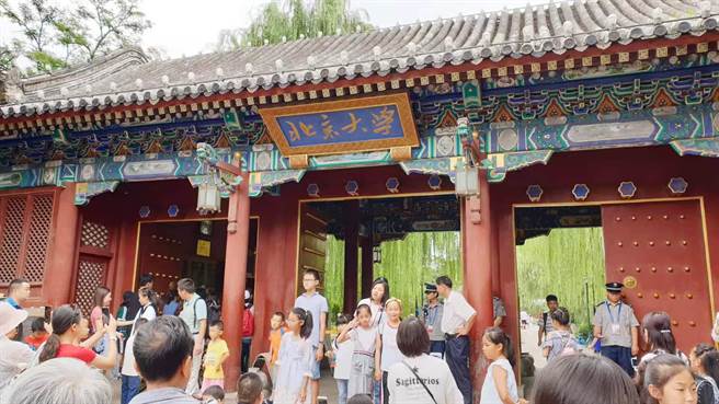 北京市严控疫情！周六起北京全市中学生不到校，明起幼儿园不提供托管，大学继续坚持相对封闭管理。（蓝孝威摄）