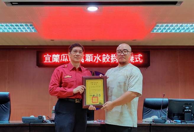 基隆知名食品业者吴彦霆力挺消防人员，20日捐赠自家工厂所制水饺1万颗给基隆市消防局。（基隆市政府提供／陈彩玲基隆传真）