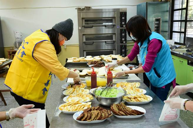 台南市亲自行善会今天前进山上国中，展开一场另类「公益课」，15名志工手作100份汉堡请学生品尝。(曹婷婷摄)