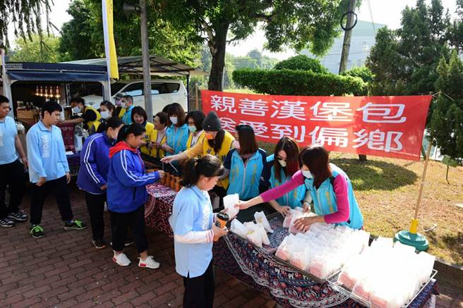 台南市亲自行善会今天前进山上国中，展开一场另类「公益课」，15名志工手作100份汉堡请学生品尝。(曹婷婷摄)
