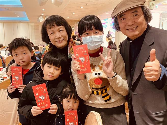 赖建川（右一）今晚陪伴阳光迎曦儿围炉，特地为孩子们准备每人600元的红包；希望他们都平安快乐长大，翻转未来。(陈世宗摄）